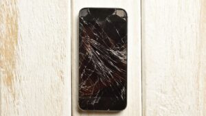 Read more about the article Phone Has 2 Hairline Cracks, Nothing To Do With Phone Traducción